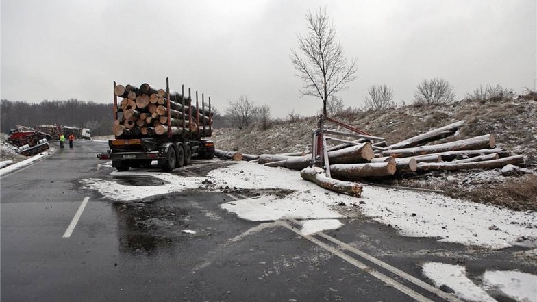 Ein Holztransporter verlor einen Teil seiner Ladung.