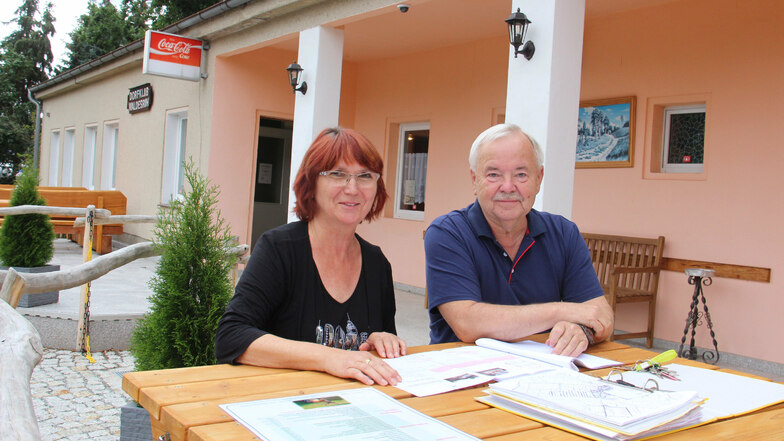 Das Gebäude des ehemaligen Dorfclubs von Holschdubrau soll zum Forsthaus umgestaltet werden. Besitzer Ulrich Kluge und seine Frau Margrit freuen sich darauf, dass die Pläne Wirklichkeit werden.