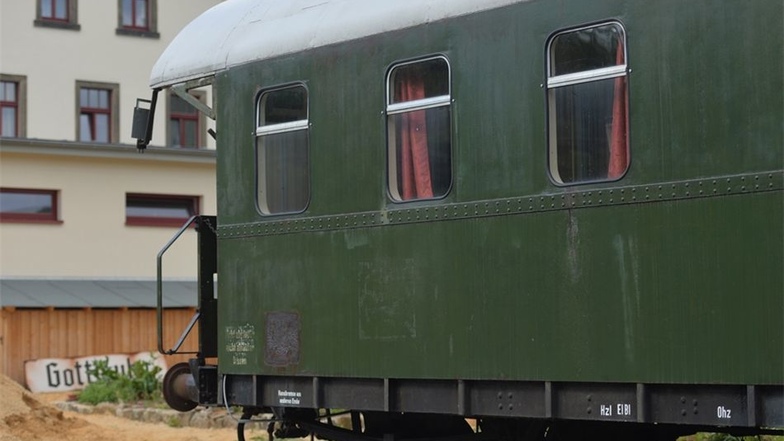 Gebaut wurde der ehemalige 4.-Klasse-Wagen 1928 in Uerdingen. 1956 wurde er der zweiten Klasse zugewiesen. 2002 übernahmen die Ostsächsischen Eisenbahnfreunde den Waggon, die ihn dann schließlich 2015 an Christian Helm verkauften.