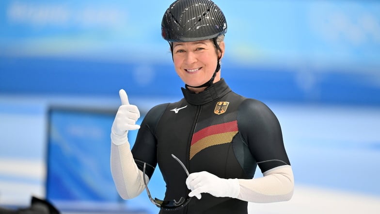 Daumen hoch: Claudia Pechstein erzielt das beste Ergebnis für die deutschen Eisschnellläuferinnen bei den Winterspielen in Peking.