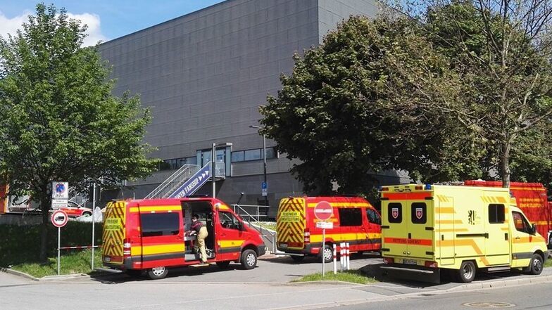 Krankenwagen und Spezialfahrzeuge der Feuerwehr im Einsatz vor der Energie-Verbund-Arena.