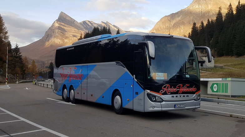 Reisebusse von „Reise-Wünsche“ kann man mit etwas Glück in ganz Europa zu Gesicht bekommen – wie hier auf dem Bernardino Pass in der Schweiz.