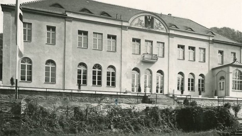 Die alte Aufnahme zeigt das Gebäude 1941. Das DRK nutzte die Villa damals als Landesführerschule. Am Giebel war ein Reichsadler angebracht.