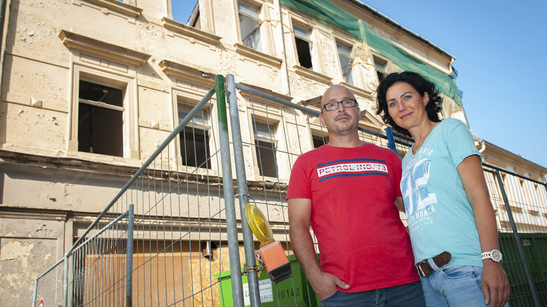 Katja und Marcel Bunzel an ihrem Bauvorhaben Gabelsbergerstraße 9 in Großenhain.