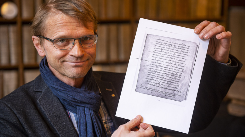 Nachweis in Kopie: Siegfried Hoche mit der Schrift, die Biesnitz vor 1 000 Jahren erwähnt.