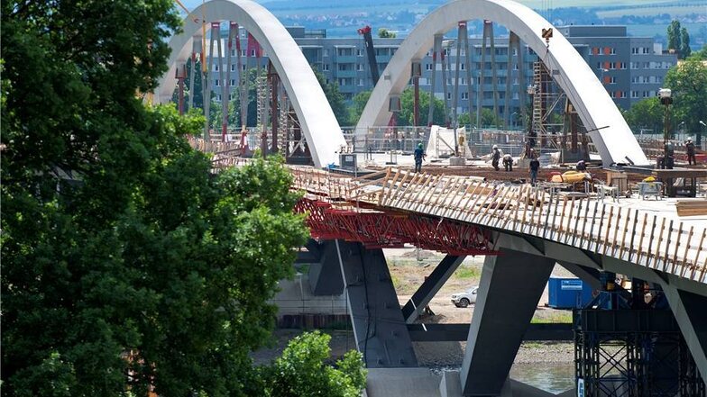 2012  Der mittlere Teil der Brücke wird durch zwei Stahlbögen mit einer Spannweite von 148 Metern getragen, die sich etwa 26 Meter über der Elbe erheben.