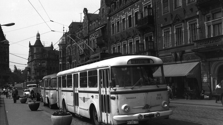Das ist Geschichte in Dresden. Ein O-Bus mit Anhänger fährt vom Schillerplatz in Richtung Körnerplatz. Hier befindet er sich auf der Zufahrt zum Blauen Wunder.