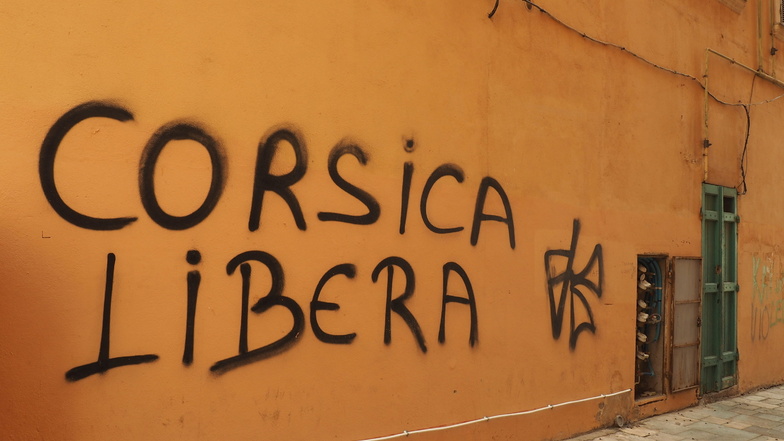 Auf einer Wand in Bastia ist ein Unabhängigkeits-Graffiti zu sehen: Gibt es für die Korsen bald  mehr Freiheit von Paris?