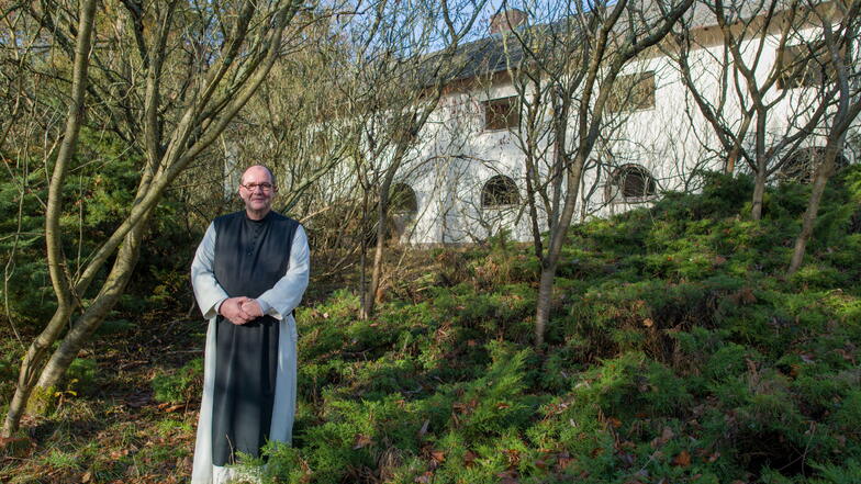 Pater Simeon Weser stand vor Jahren noch vor dem Hauptgebäude in dem Forst bei Neuzelle, das mittlerweile abgerissen wurde.