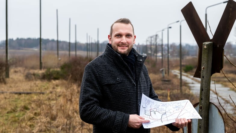 Im Süden von Bautzen soll ein neues Gewerbegebiet mit Gleisanschluss entstehen: Baubürgermeister Heiko Nowak mit den Plänen.