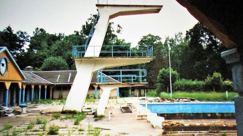 Ausgebadet: die Sprungtürme und Schwimmbecken des Westbades kurz vor dem Abriss 1995.
