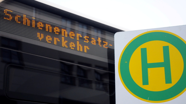 Wegen Bauarbeiten in Dresden-Klotzsche fahren bis Mitte nächster Woche nur Busse nach Radeberg. Das sorgte am Montag für Chaos an den Bahnhöfen.