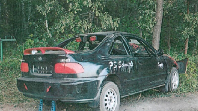 Ein Lampertswalder testete seinen selbst umgebauten Honda Civic auf einem Feldweg nördlich von Lampertswalde.