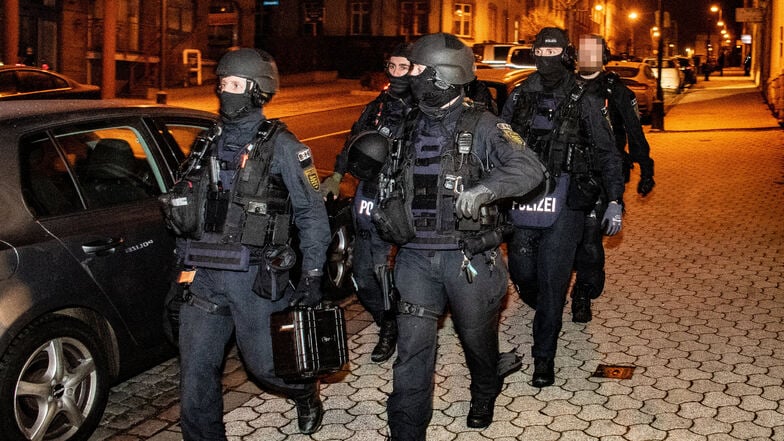 Das Sondereinsatzkommando (SEK) der Polizei am Donnerstagmorgen im Leipziger Süden einen Studenten wegen eines Amok-Verdachts festgenommen.