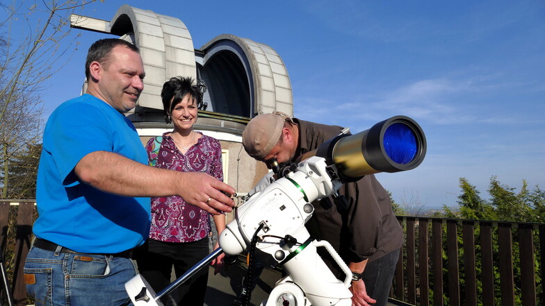 Rico Raudzus (links), der hier Besuchern das Sonnenteleskop der Sternwarte zeigt, ist zum neuen Vorsitzenden des Vereins Sternwarte Hartha gewählt worden.