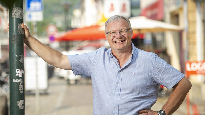 René Hein ist 54 Jahre alt und Landtagsabgeordneter. In Radebeul führt er die sechsköpfige AfD-Fraktion an, die seit rund einem Jahr erstmals im Stadtrat vertreten ist. Die Mandatsträger wollen gegen Aufkleber an Straßenmasten vorgehen.