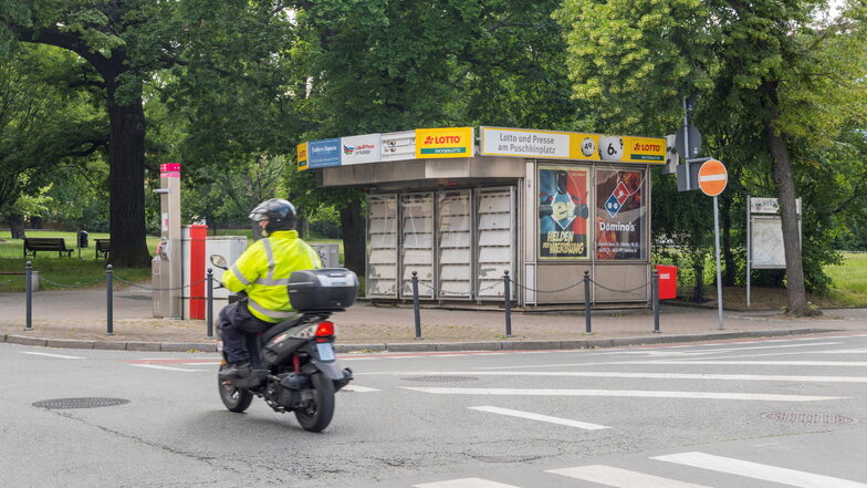 Werbetafeln für Lotto und Presse gibt es am Riesaer Puschkinplatz-Kiosk noch. Aber die Pforten der kleinen Verkaufsstelle sind zu. Bleiben soll das so nicht – wenn es nach dem Eigentümer geht.