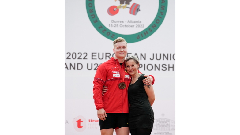 Erik Ludwig mit Bronzemedaille und der superstolzen Mama.