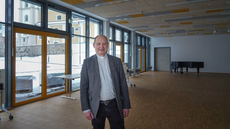 Der neue Elisabethsaal in Schirgiswalde überzeugt durch Funktionalität. Pfarrer Martin Prause ist froh, dass so ein Raum entstanden ist, der den Anforderungen seiner Kirchgemeinde gerecht wird.