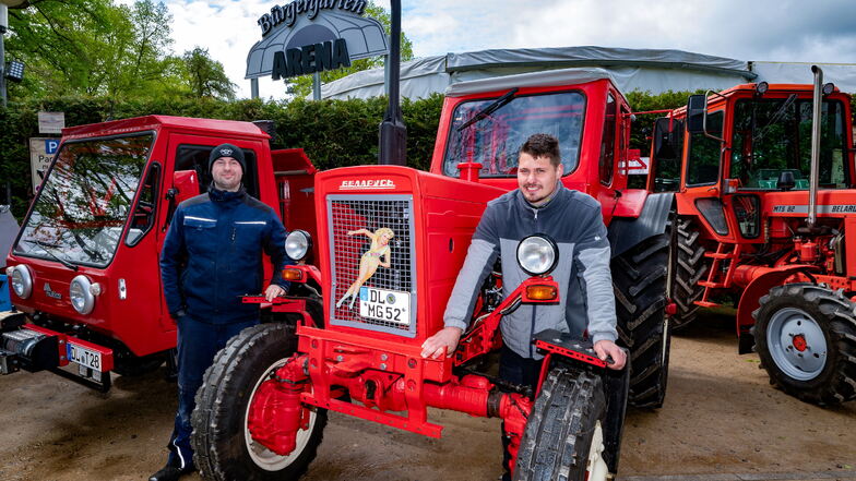 Tobias Grüttner ist mit seinem neu aufgebautem Multicar zum zweiten Traktortreffen nach Döbeln angereist, Max Gründel (rechts) mit einem Traktor, von dem es einmal mehr als eine Million Exemplare gab.