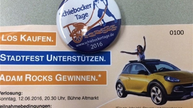 So sehen das Los und der Pins für die Schiebocker Tage 2016 aus. Sie werden im Bürgerbüro im Rathaus verkauft.