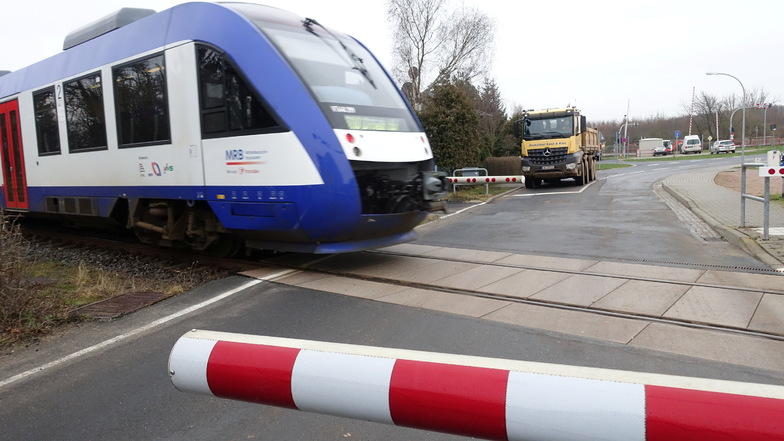 Der Bahnübergang in Keuern war der Schauplatz eines bizarren Machtkampfes im März vorigen Jahres. Eine Frau wollte eine Autofahrerin nicht weiterfahren lassen. Obwohl die Schranke schon unten war.