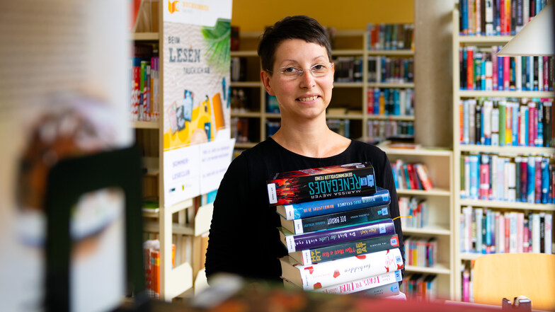 Mithilfe von Annett Just findet in der Stadtbibliothek Radeberg jeder das passende Buch – nicht nur während des Buchsommers.