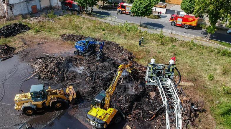 Ein großer Haufen Abrissholz brennt seit Sonntagmorgen auf einem ehemalige Werksgelände in Radeberg.