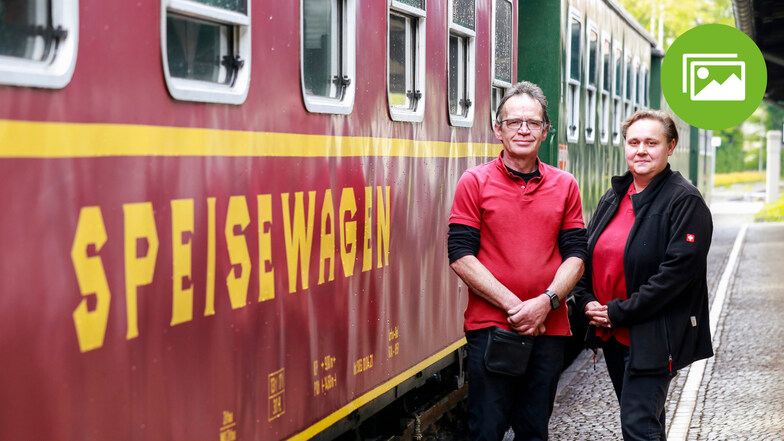 Madeleine Hofmann und Mirko Weresch betreuen die Gäste im Speisewagen der Zittauer Schmalspurbahn.