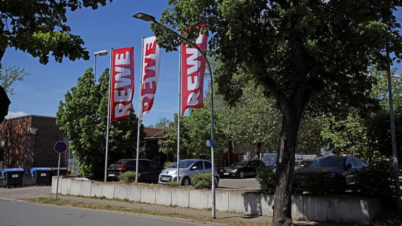 Vor dem Rewe in der Merzdorfer Straße wird gebaut. Der Markt soll laut Stadt aber erreichbar bleiben.