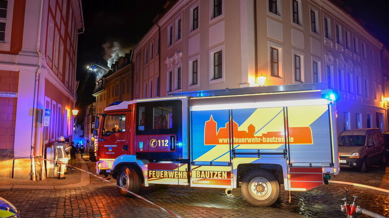 Ein Feuerwehrfahrzeug steht an der Einmündung in Bautzens Schülerstraße: Hier brannte in der Nacht zum 7. November der Dachstuhl eines Hauses.