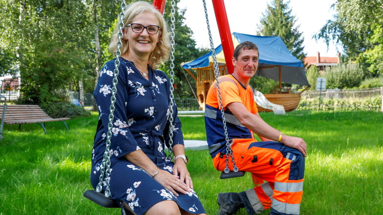 Ortsbürgermeisterin Carola Zimmer und Bauhof-Mitarbeiter Tom Großer freuen sich über den neuen Spielplatz am Birkenhof in Hartau.
