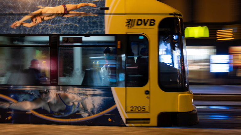 In einer Straßenbahn in Dresden kam es zum Übergriff auf einen Polizeibeamten.