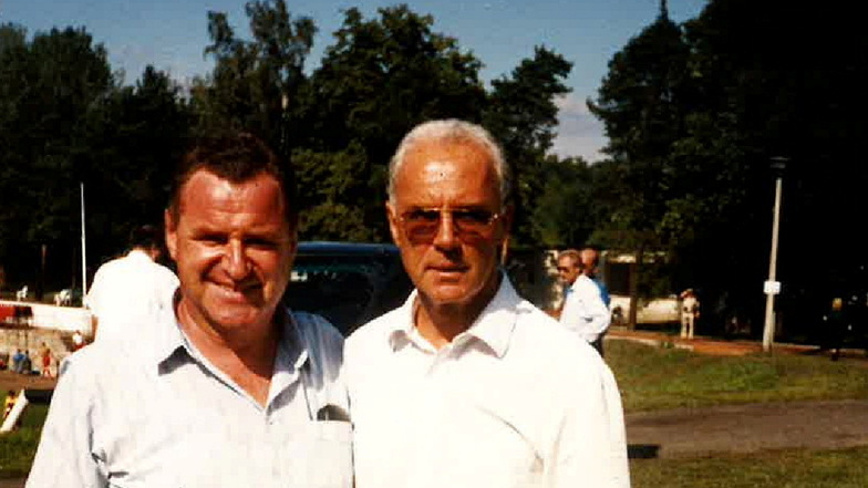 September 2000: Im Dresdner Jägerpark entstand ein legendäres Foto, auf dem Franz Beckenbauer und der Schönfelder Hans-Joachim Weigel abgelichtet sind. Wie es dazu kam.
