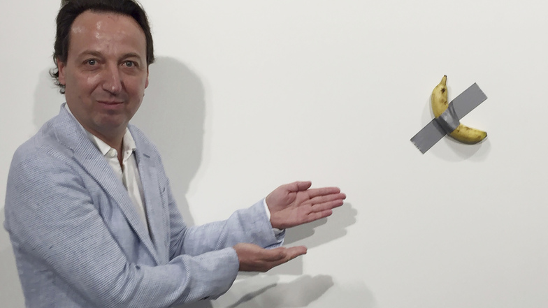 Galerist Emmanuel Perrotin zeigt auf das Kunstwerk "Comedian" von Maurizio Cattelan auf der Art Basel Ausstellung in Miami.