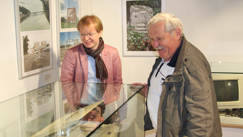 Andreas Morgenstern (li.) vom Museum Schiltach und Frank Gössel, früherer Bürgermeister von Geising, 2015 bei einer Ausstellungseröffnung in Schiltach.