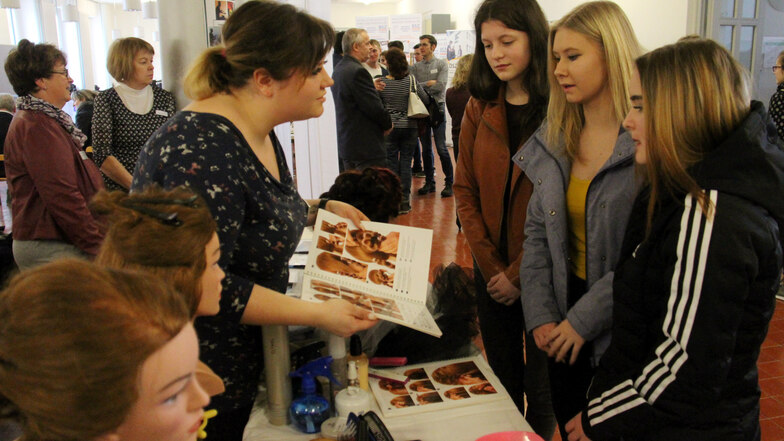 Bei der Ausbildungsmesse berichtete Friseur-Azubi Christin Kracht (l.) den Schülerinnen Antonia Finkeisen, Lena Knothe und Alina Röschke (v.l.) von ihren Erfahrungen.