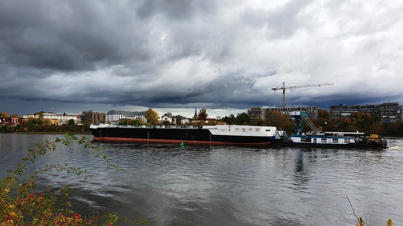 Der Tanker hat die Hafencity erreicht. Gegen 9.45 Uhr verlässt er das Dresdner Stadtgebiet in Niederwartha.