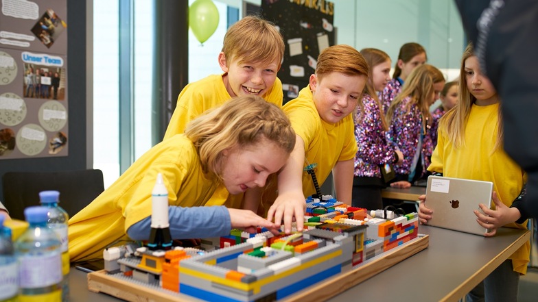 Kinder beim Roboterwettbewerb mit Lego: Das können Familien am Samstag am Dresdner Flughafen erleben.