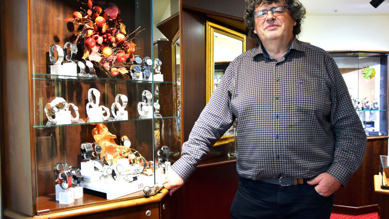 Marco Scholze in seinem „Altstadt Juwelier“ in der Hoyerswerdaer Friedrichsstraße. Hier gibt es Edles: Uhren, Schmuck und Meißener Porzellan.
