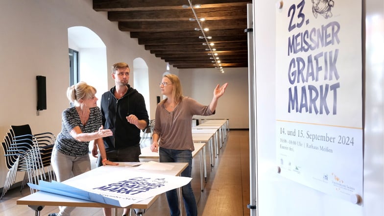 Margit Weinhold von der Albrechtsburg Meißen (r.), Steve Seidel und Rosita Porßberger sind seit Donnerstag damit beschäftigt, den Ausstellungsraum vorzubereiten.