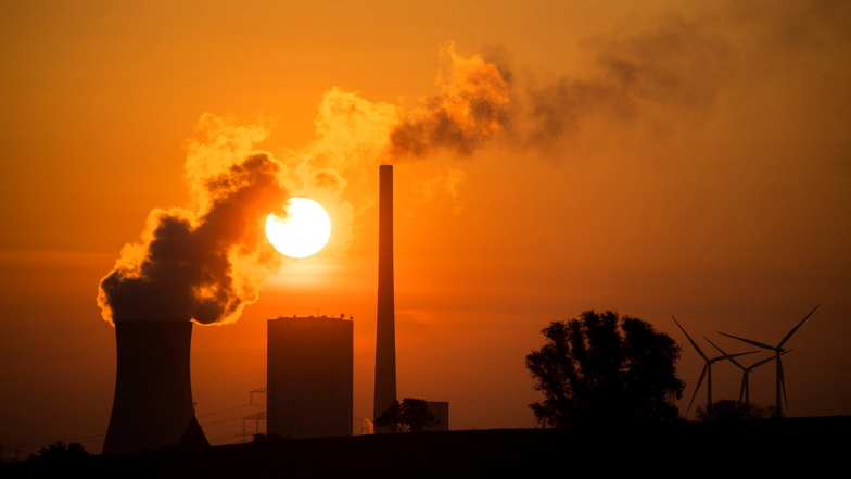 Die Sonne geht hinter dem Kohlekraftwerk Mehrum in Niedersachsen unter. Die G7 wollen mit einem Klimaclub die Treibhausgas-Emission mindern.