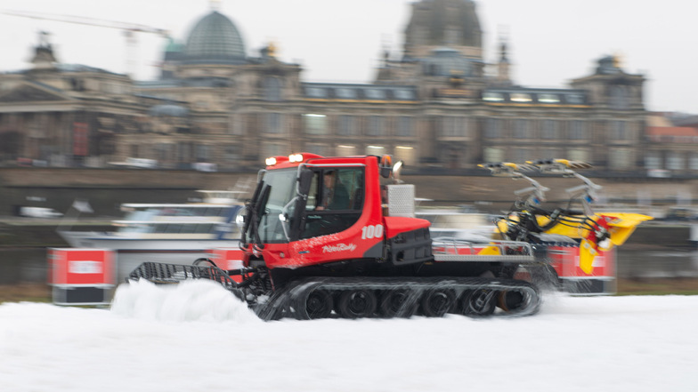 Am Wochenende findet am Königsufer zum dritten Mal der Ski-Weltcup Dresden statt. 15 Lkw brachten am Mittwochabend den Schnee, ein Pistenbully verteilte diesen.