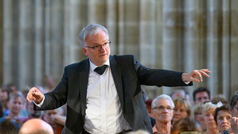 Ekkehard Klemm ist der Chefdirigent der Elbland-Philharmonie.