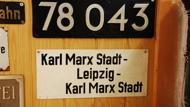 Als Chemnitz noch Karl-Marx-Stadt hieß: Originalschild eines D-Zuges der Deutschen Reichsbahn.