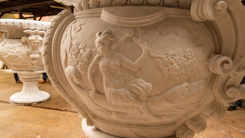 Ein Blick auf die beiden Prunkvasen beim Probeaufbau. Im Vordergrund sind Details der Vase "Vier Erdteile" zu sehen.