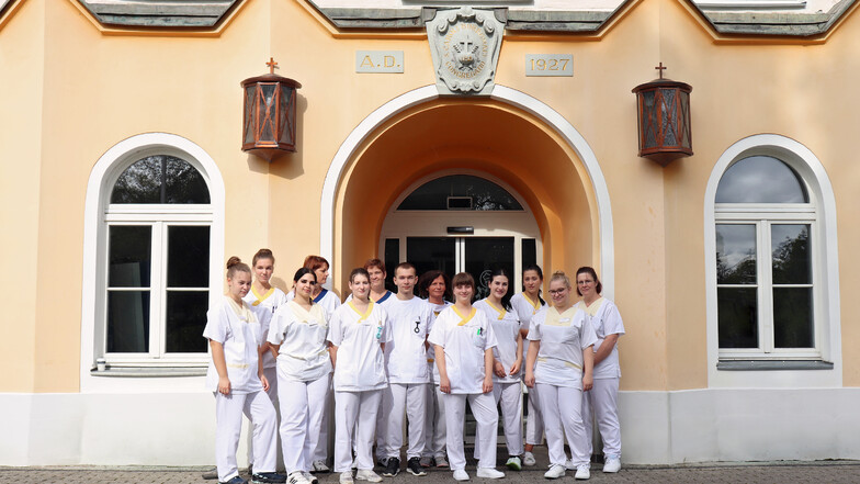 Die Auszubildenden des Malteser Krankenhaus St. Carolus gemeinsam mit Ihren Praxisanleiterinnen vor dem Haupteingang
