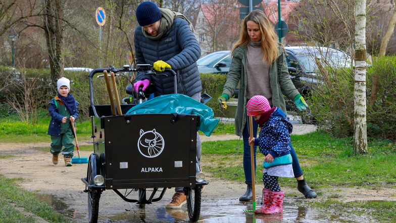 Beim Frühjahrsputz in Löbau halfen Familien im Rosengarten mit.