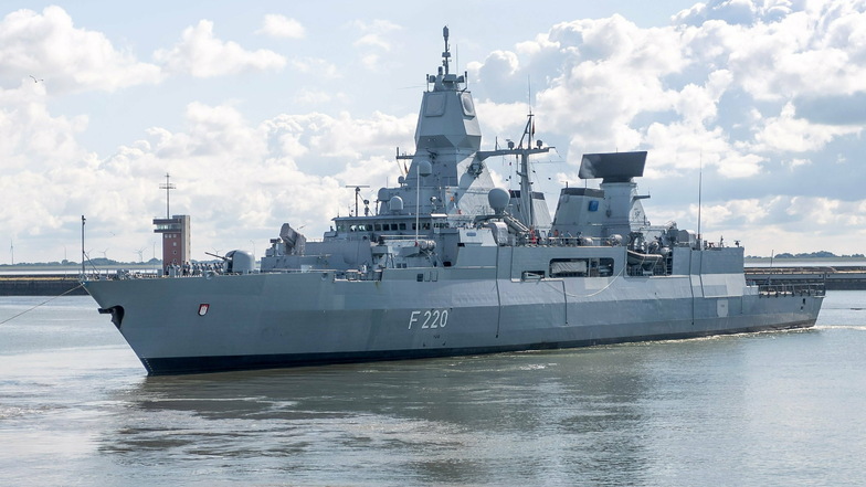 Die Fregatte "Hamburg" läuft Anfang August aus Wilhelmshaven zu einem fünfmonatigen Mittelmeer-Einsatz im Rahmen der Auslandsmission Irini der Europäischen Union vor der Küste des Bürgerkriegslandes Libyen aus.