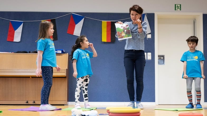 Sprachtherapeutin Pavlina Kellerova vermittelt Kindern in Klingenthal spielerisch die Sprache des Nachbarlandes Tschechien, das nur knapp fünf Kilometer entfernt liegt.